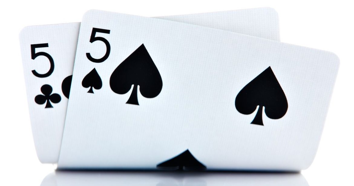 Cách chơi đôi bài thấp trong trò chơi tiền mặt