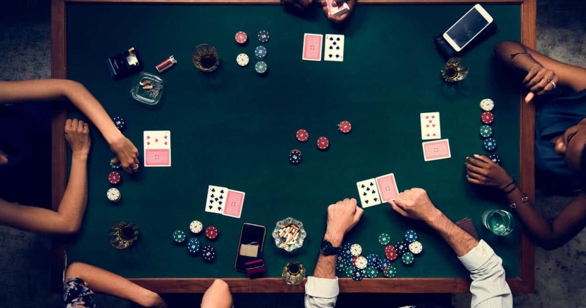 Cách để sống sót trong giải đấu poker đầu tiên của bạn