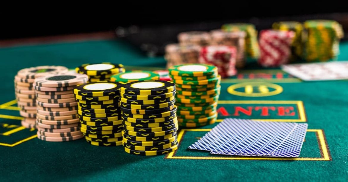 Chiến lược chơi poker khi có ít chip: Sống sót và phát triển