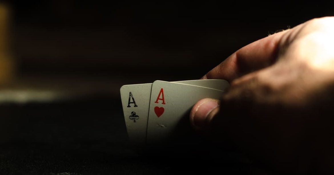 Khi nào nên bỏ bài khi có đôi Át trong poker?