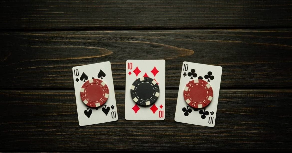 Khi nào nên khai thác bộ ba nếu bạn có đôi bài trong các lá bài riêng?