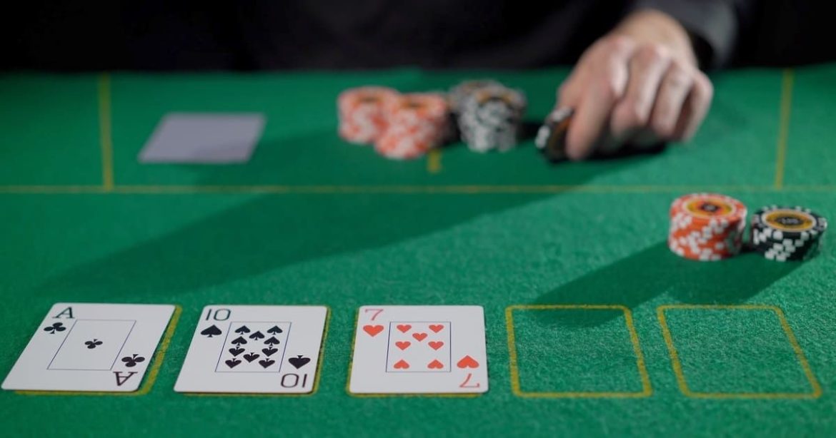 Lá bài chung (community card) trong trò chơi poker là gì?