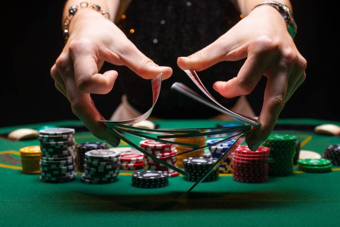 Làm thế nào để chia bài Texas Hold’em như một chuyên gia?